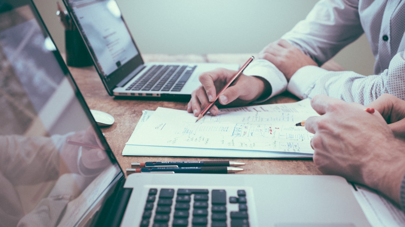 Plan de travail avec ordinateur portable, carnet et notes