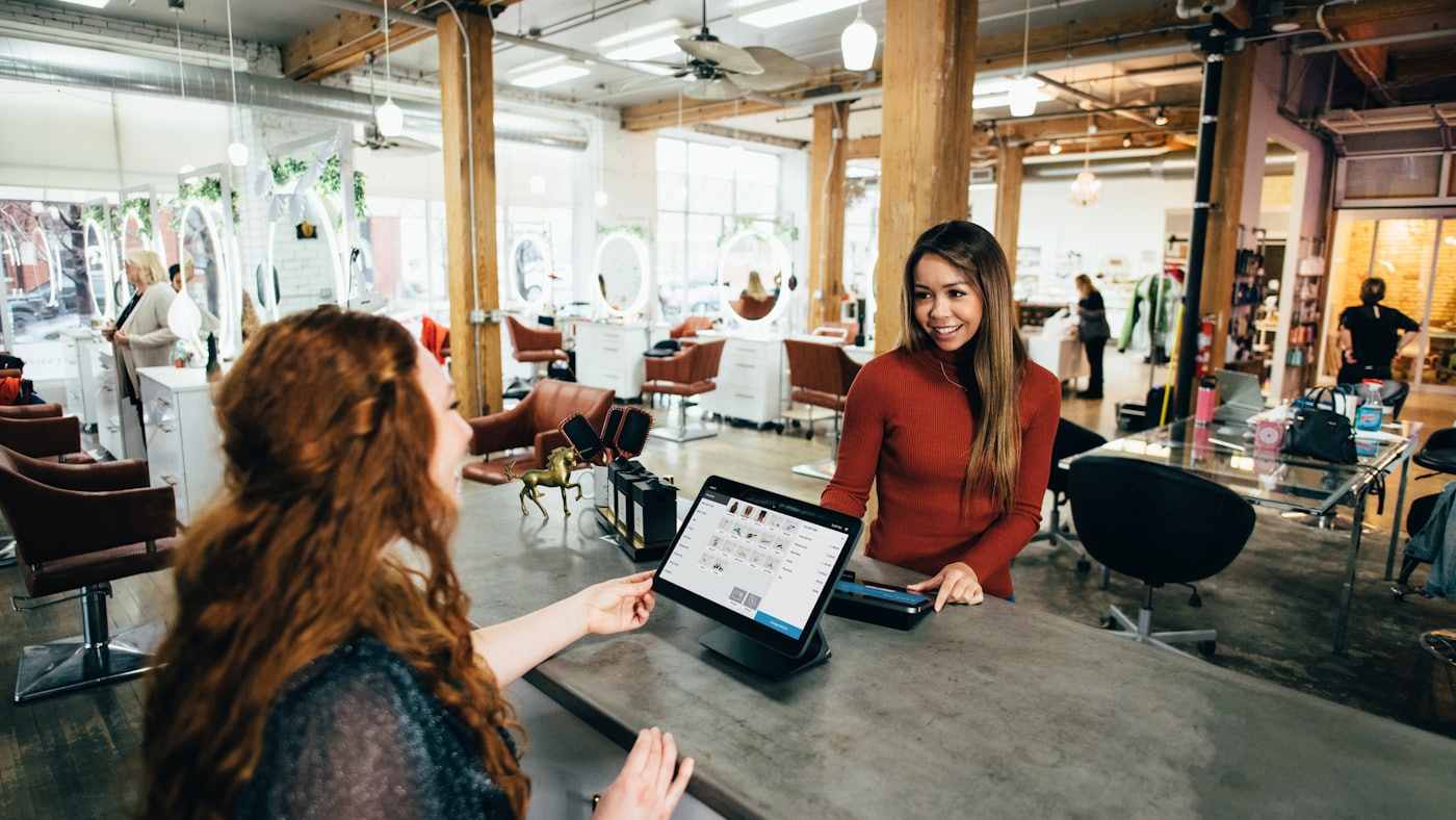 Commerçante accueillant une cliente dans son commerce